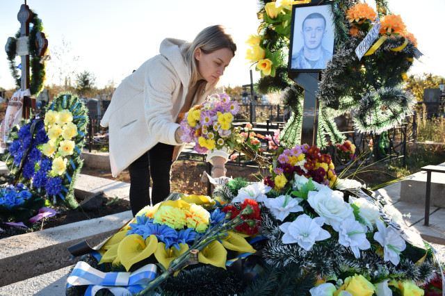 Миколаїв. Юлія Сипко щодня приходить на кладовище, де похований її син, боєць «Азову», Дмитро Сипко